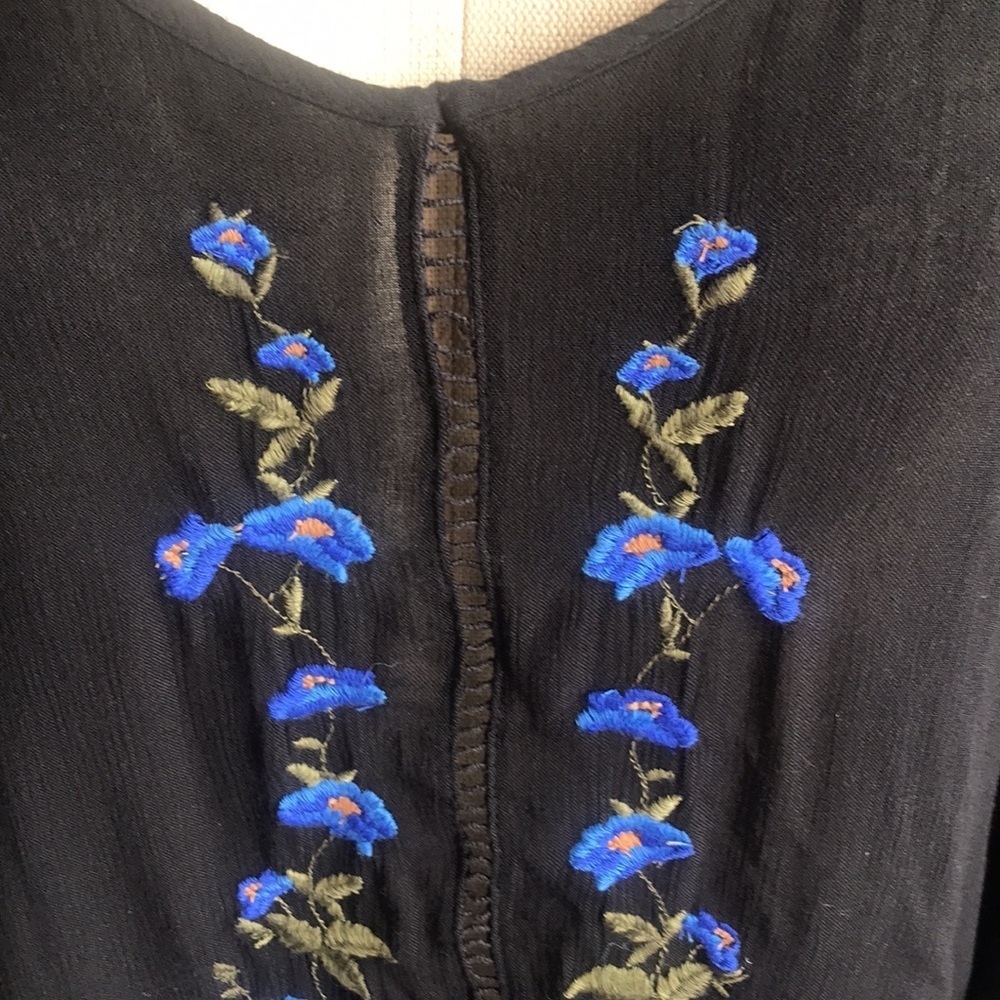 AEO black cold shoulder oversized cropped embroidered long sleeves top size M - Picture 2 of 14